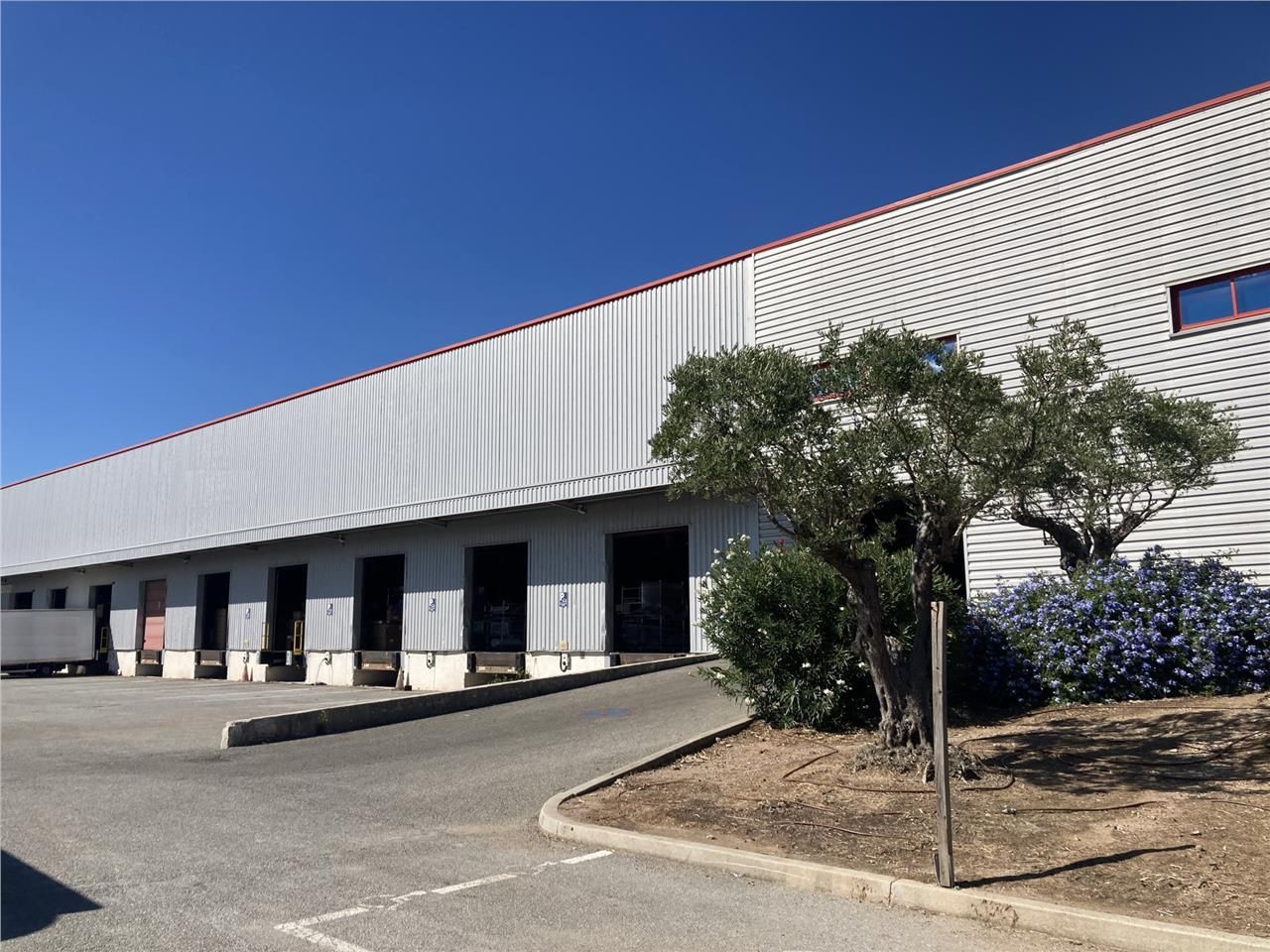 Rare sur tout le département du Var, bel entrepôt