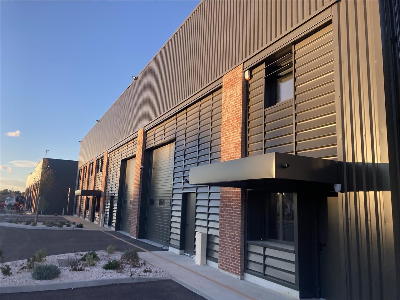 Situé dans la Zone d'activités de Signes - Circui