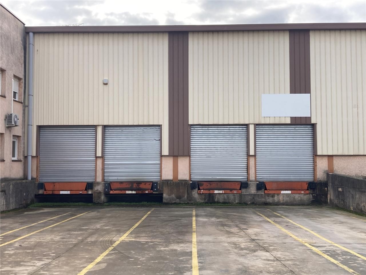 Centre Var, tout proche de l'A8, entrepôt de 1 55