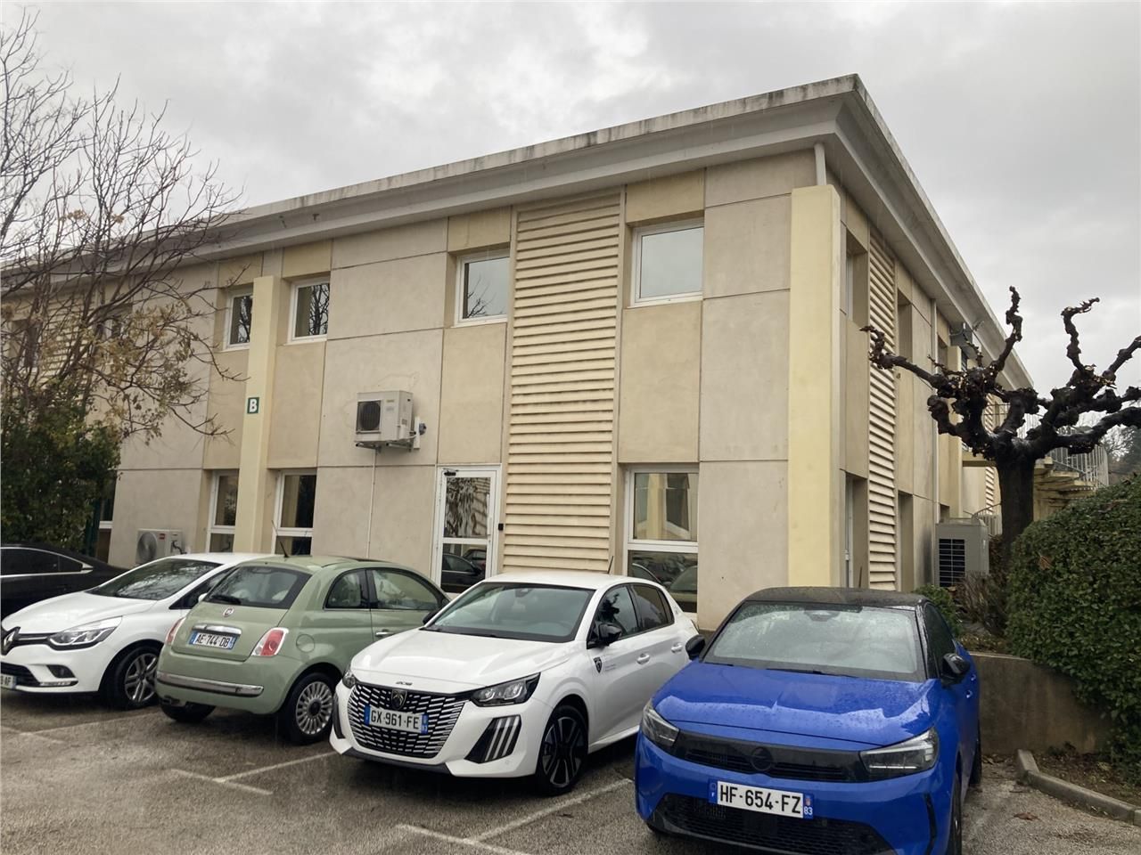 A proximité immédiate de l'autoroute A8, situé da