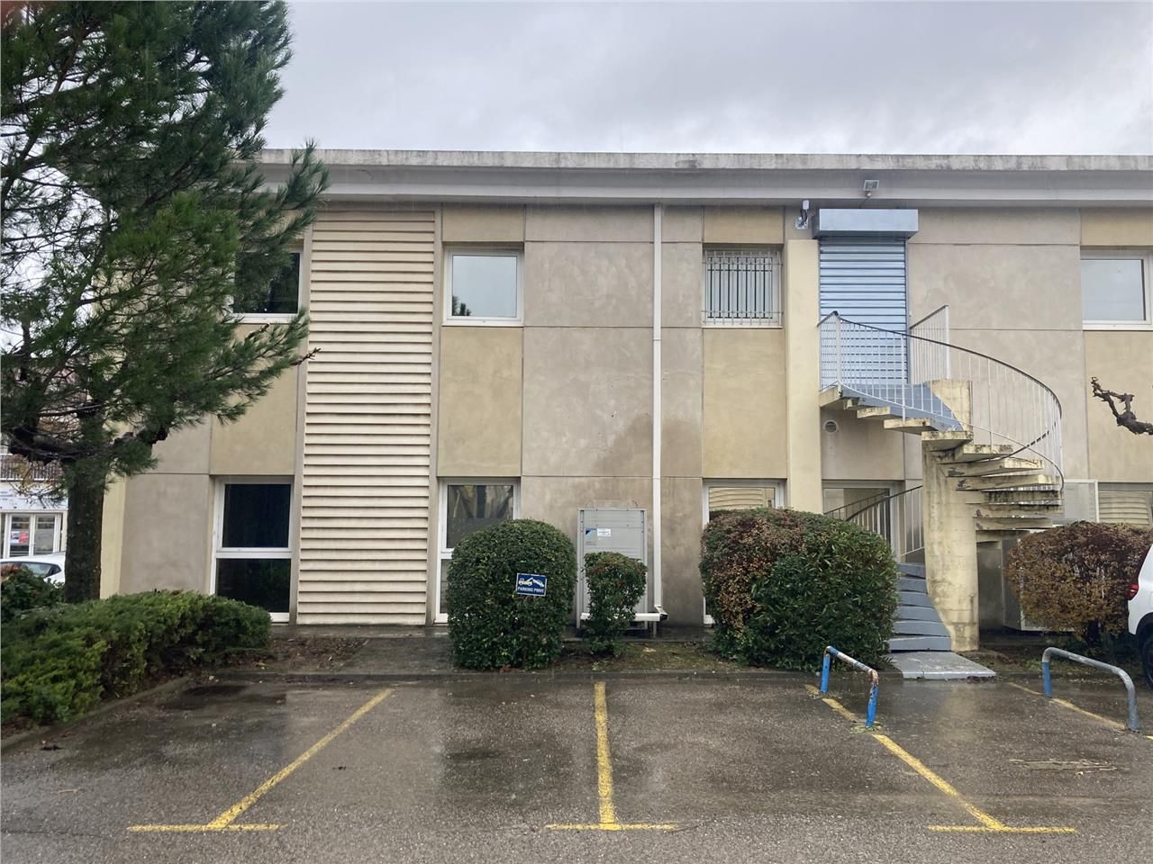 A proximité immédiate de l'autoroute A8, situé da