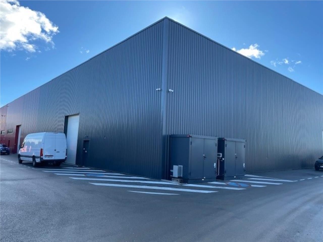 Parc d'activité de Signes, entrepôt nu et récent 