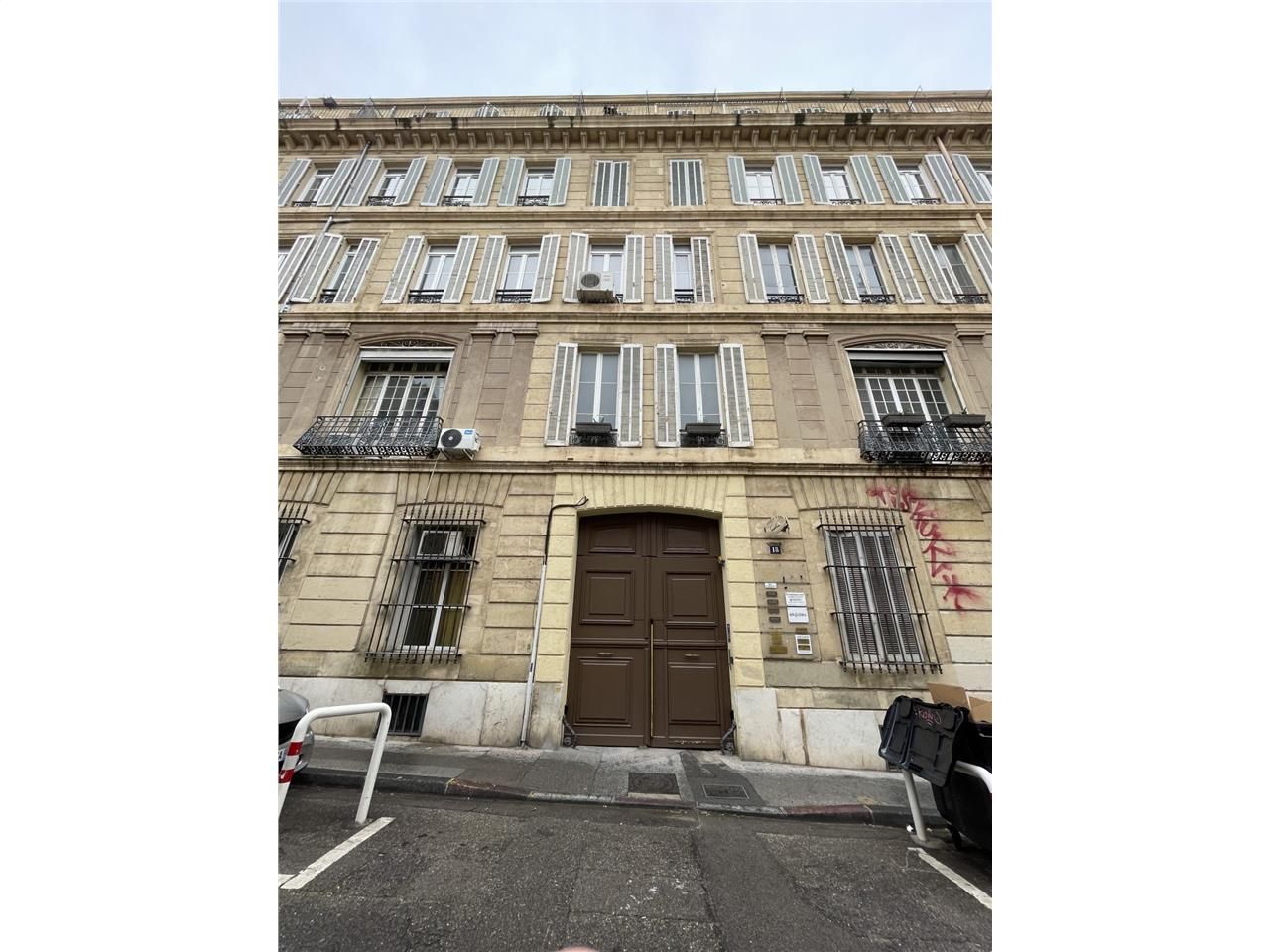 BUREAUX A LOUER : Locaux situés dans un immeuble 