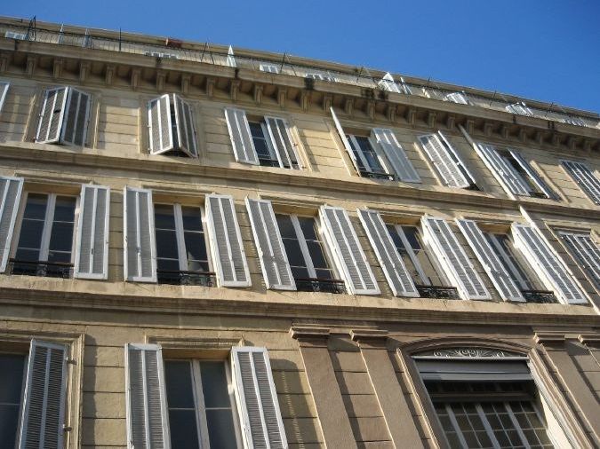 BUREAUX A LOUER : Locaux situés dans un immeuble 