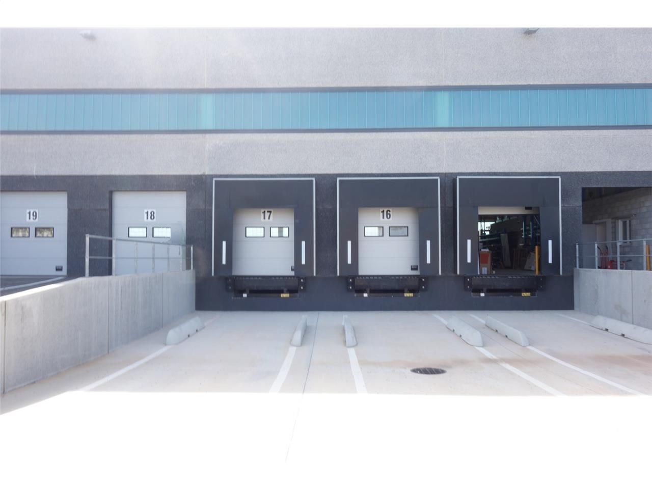 Situé à proximité immédiate de l'autoroute A8, en