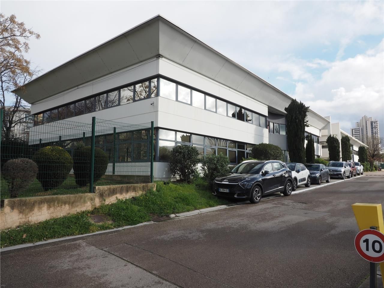 Immeuble de bureaux situé entre le quartier de la