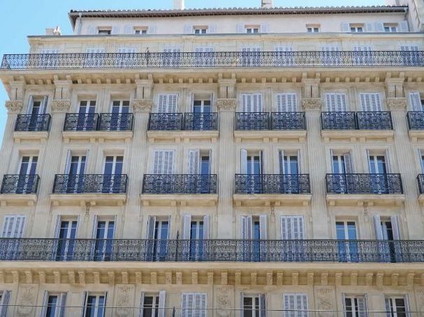 Nous vous proposons à la LOCATION, 416 m² de bure