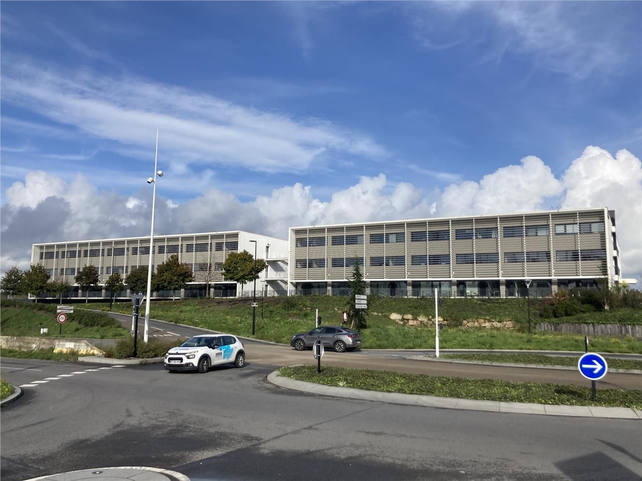 Situé au coeur de la zone d'activité du Moulin Ne