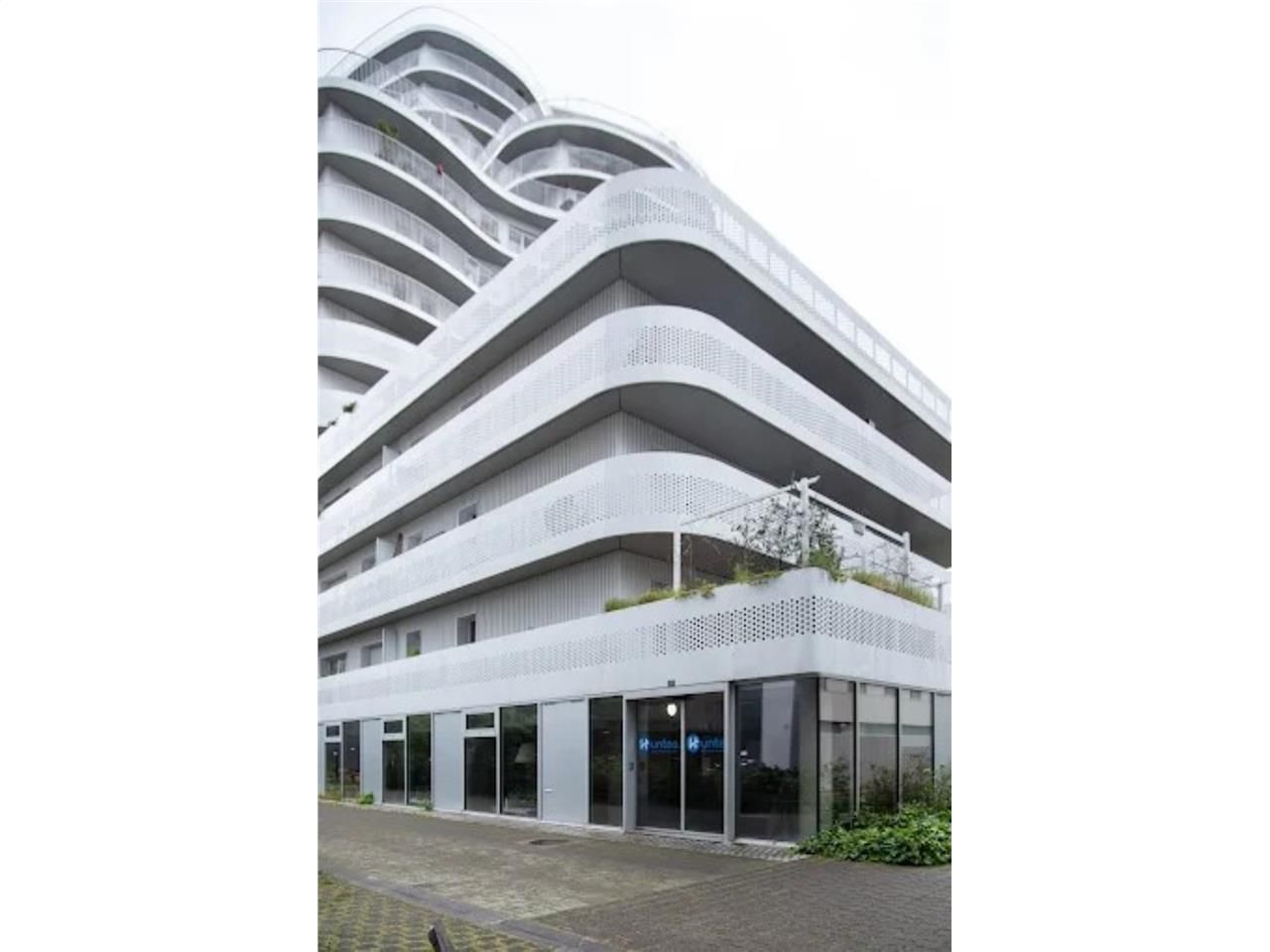 Situé dans le quartier EURONANTES, au pied de la 