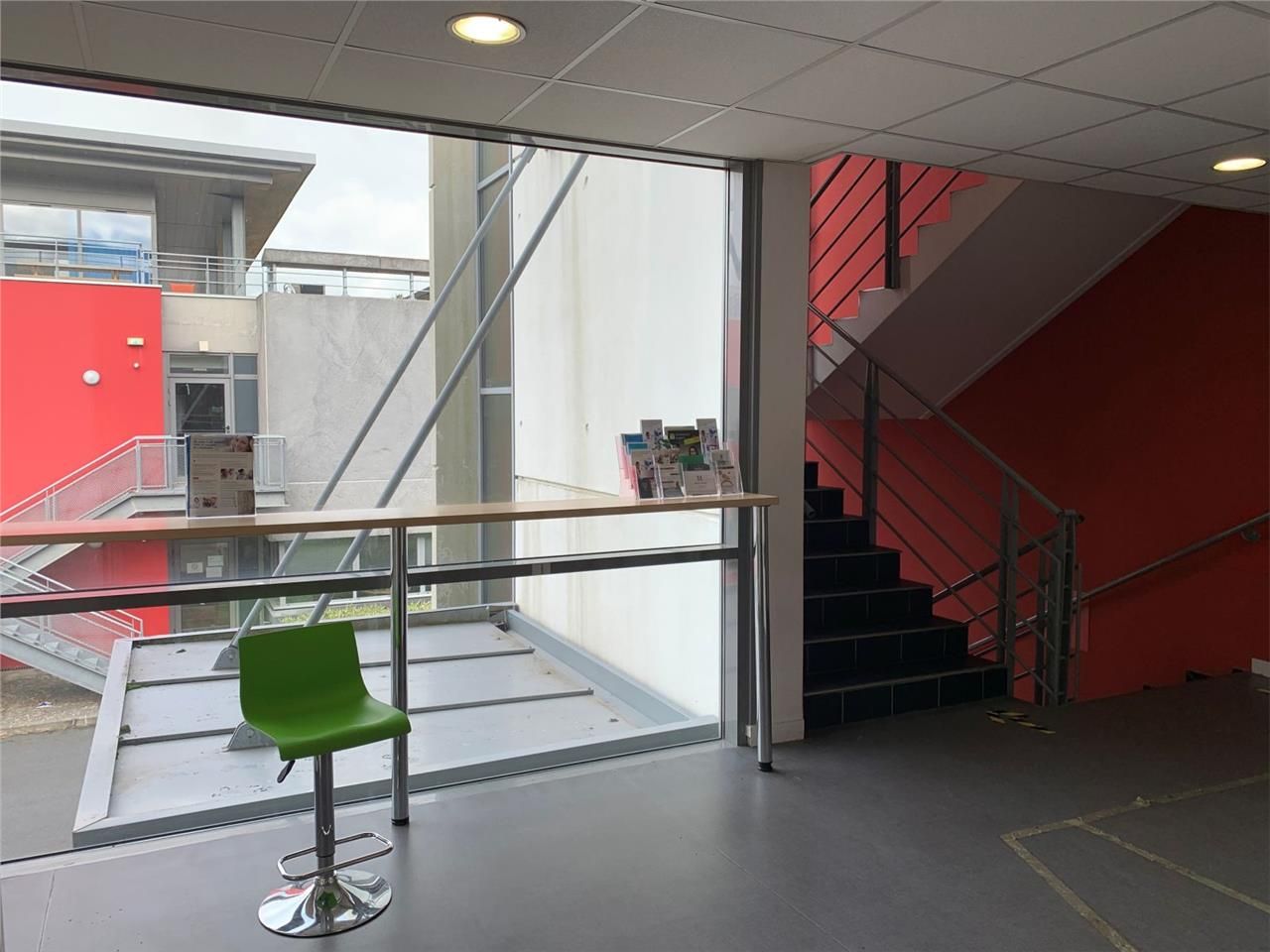 Orvault, dans une zone d'activité, au pied du pér