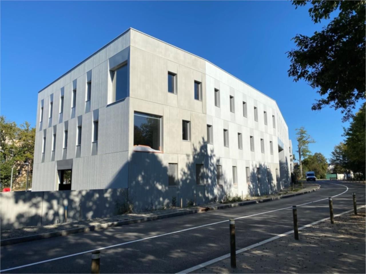 Au sein d'un espace boisé, proche de nombreux ser