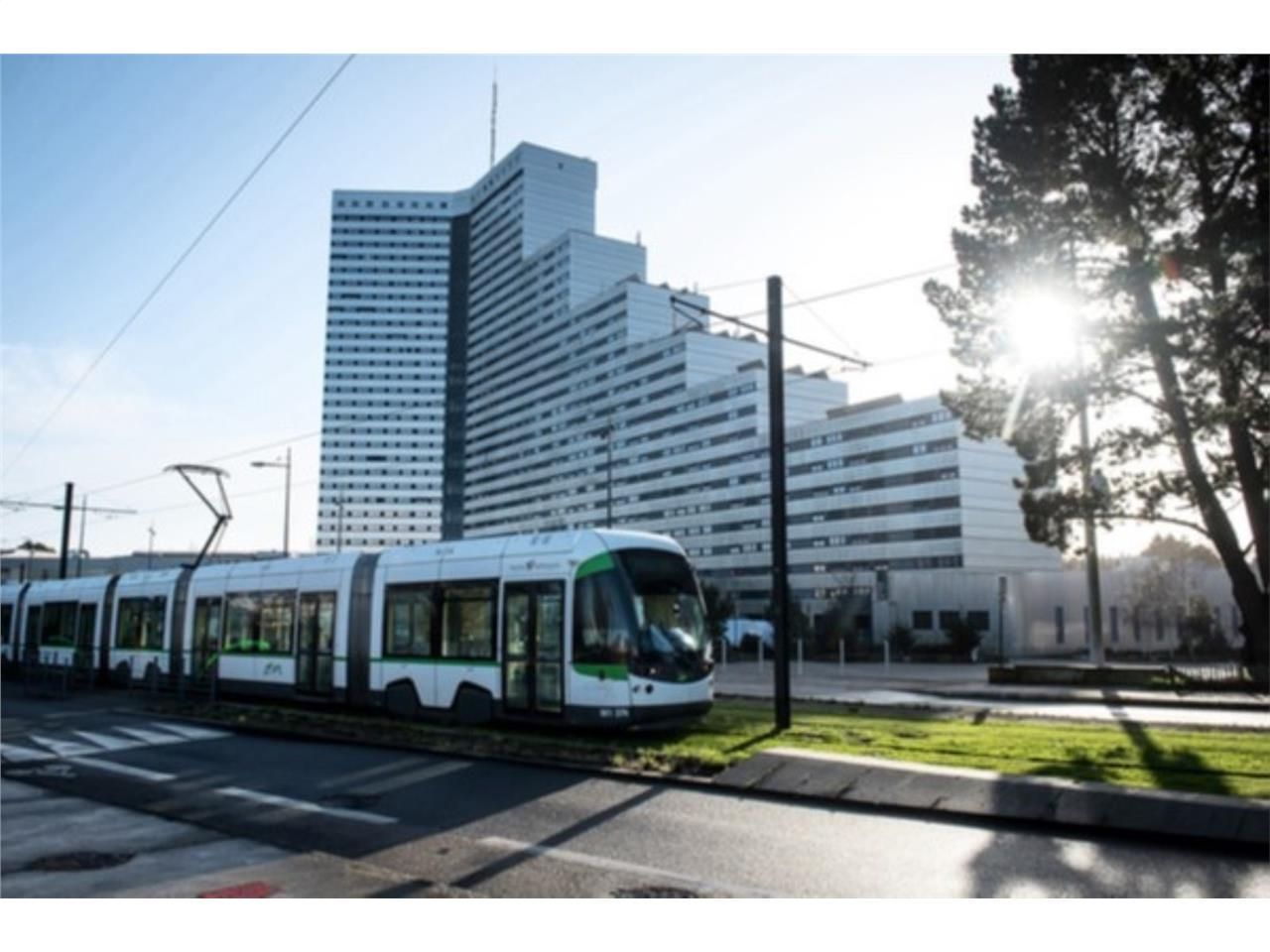 A toute proximité de la route de Vannes, des serv