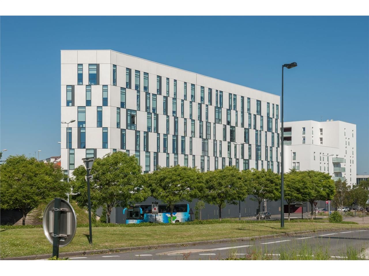 Nantes-Sud, au pied du busway et au sein d'un imm