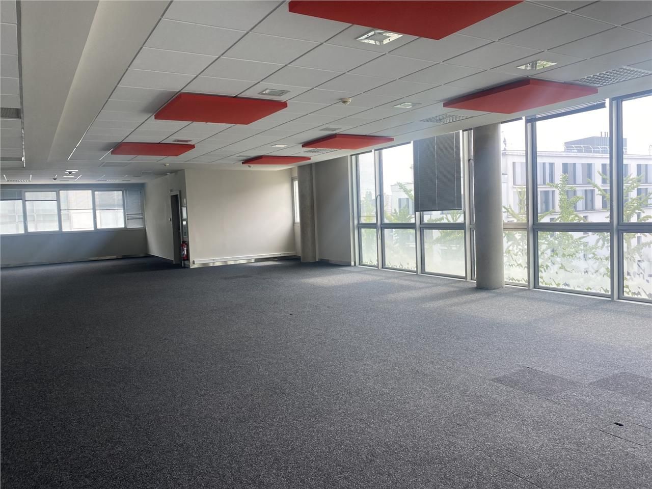 Angers - Place François Mitterrand : Au pied du T