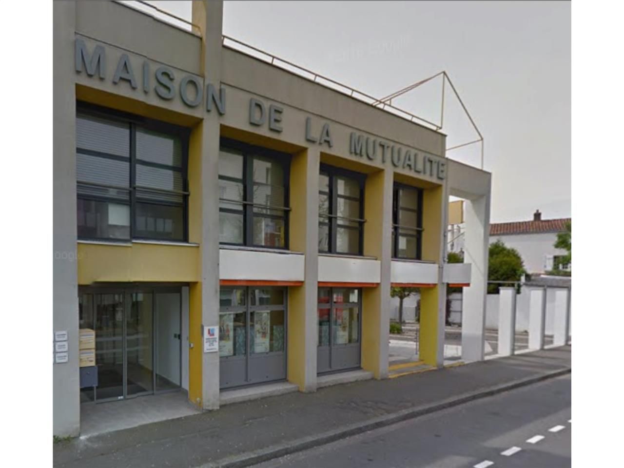 Dans la commune de Rezé, au pied du tramway, CBRE