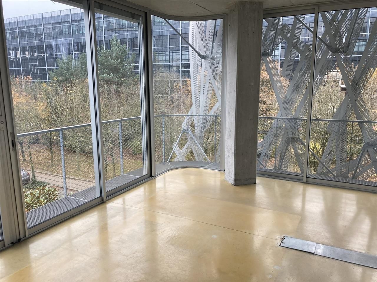 Au pied des Machines de l'île, du pont Anne de Br