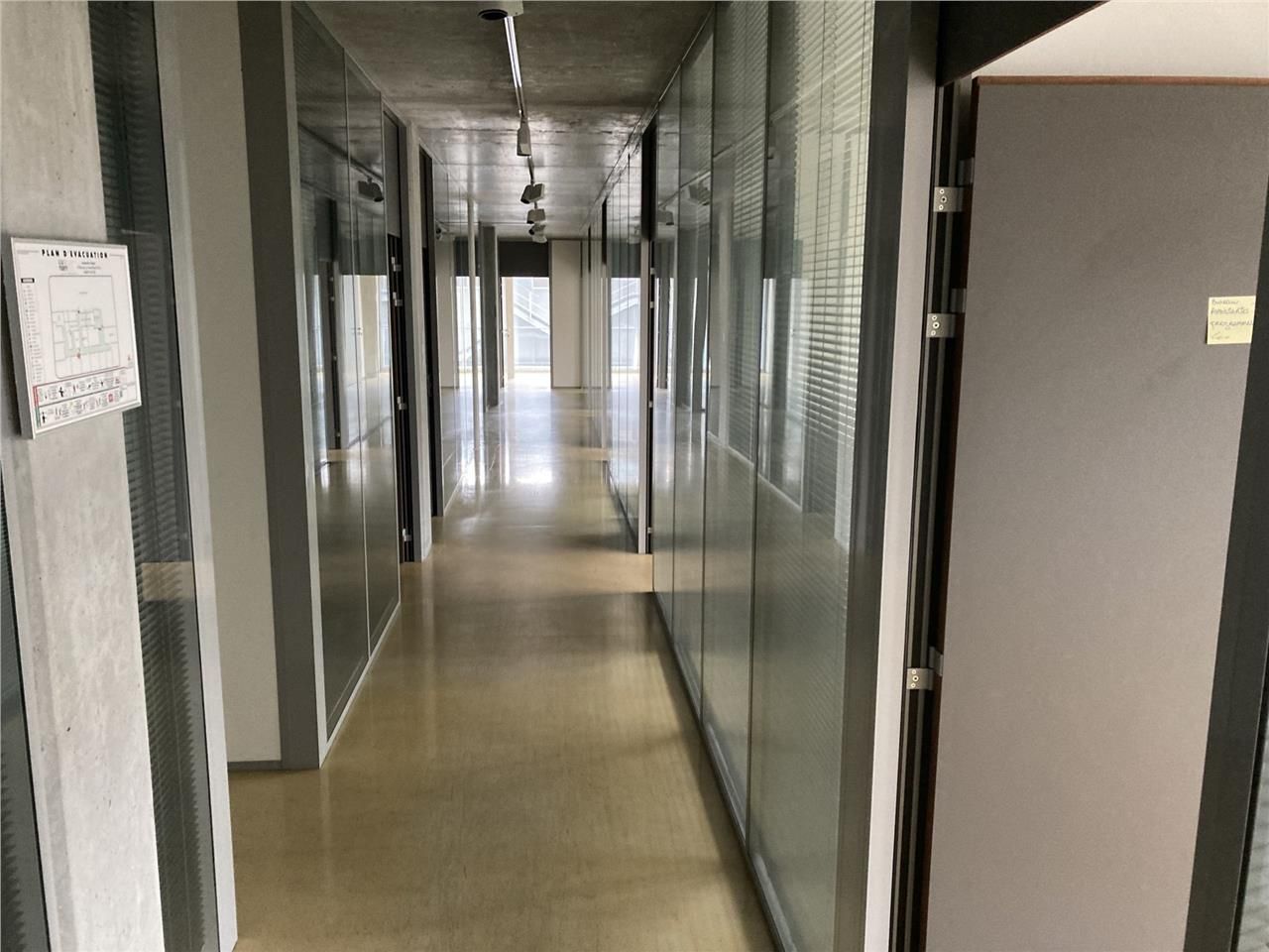 Au pied des Machines de l'île, du pont Anne de Br