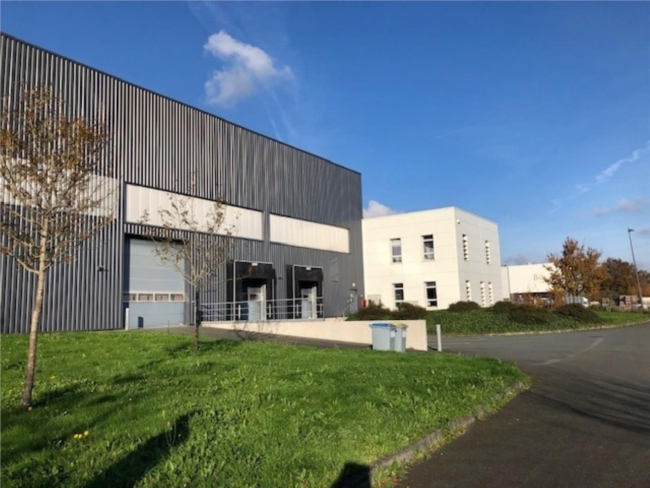 Au coeur de la zone d'activité de Ste Luce sur Lo