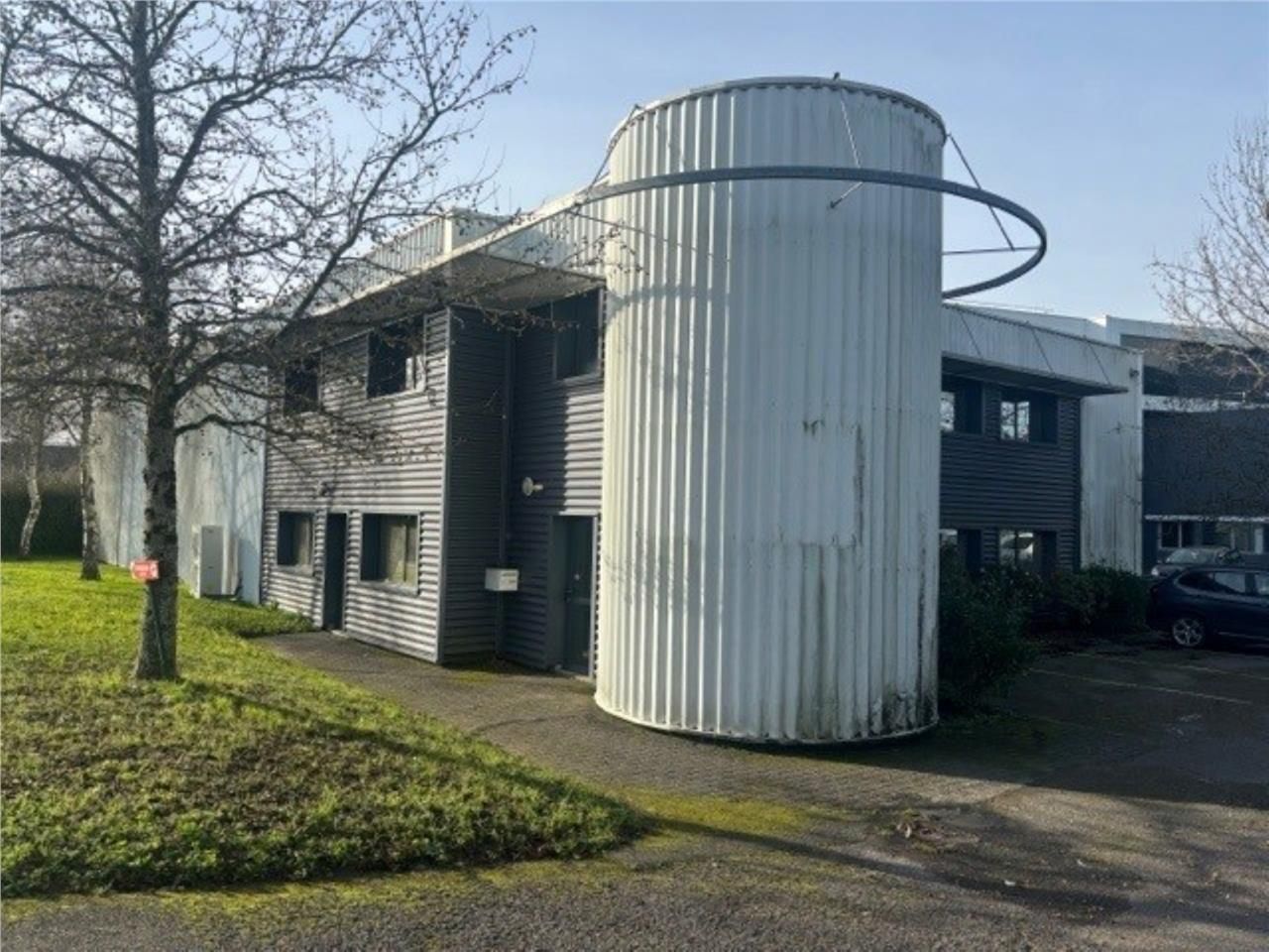 Situé dans une zone d'activités dynamique, aux po