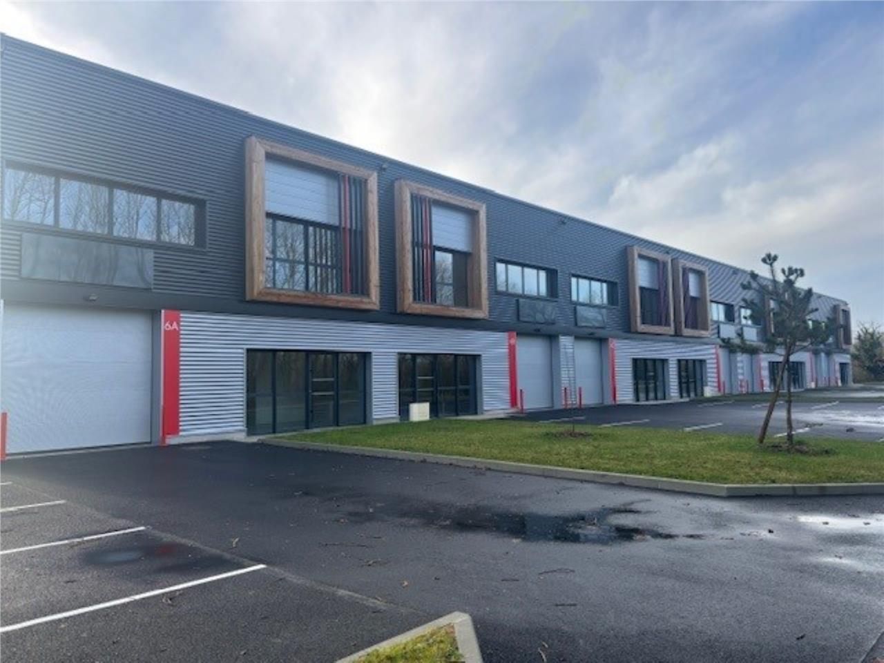 Au sein d'un parc d'activités verdoyant et aéré, 