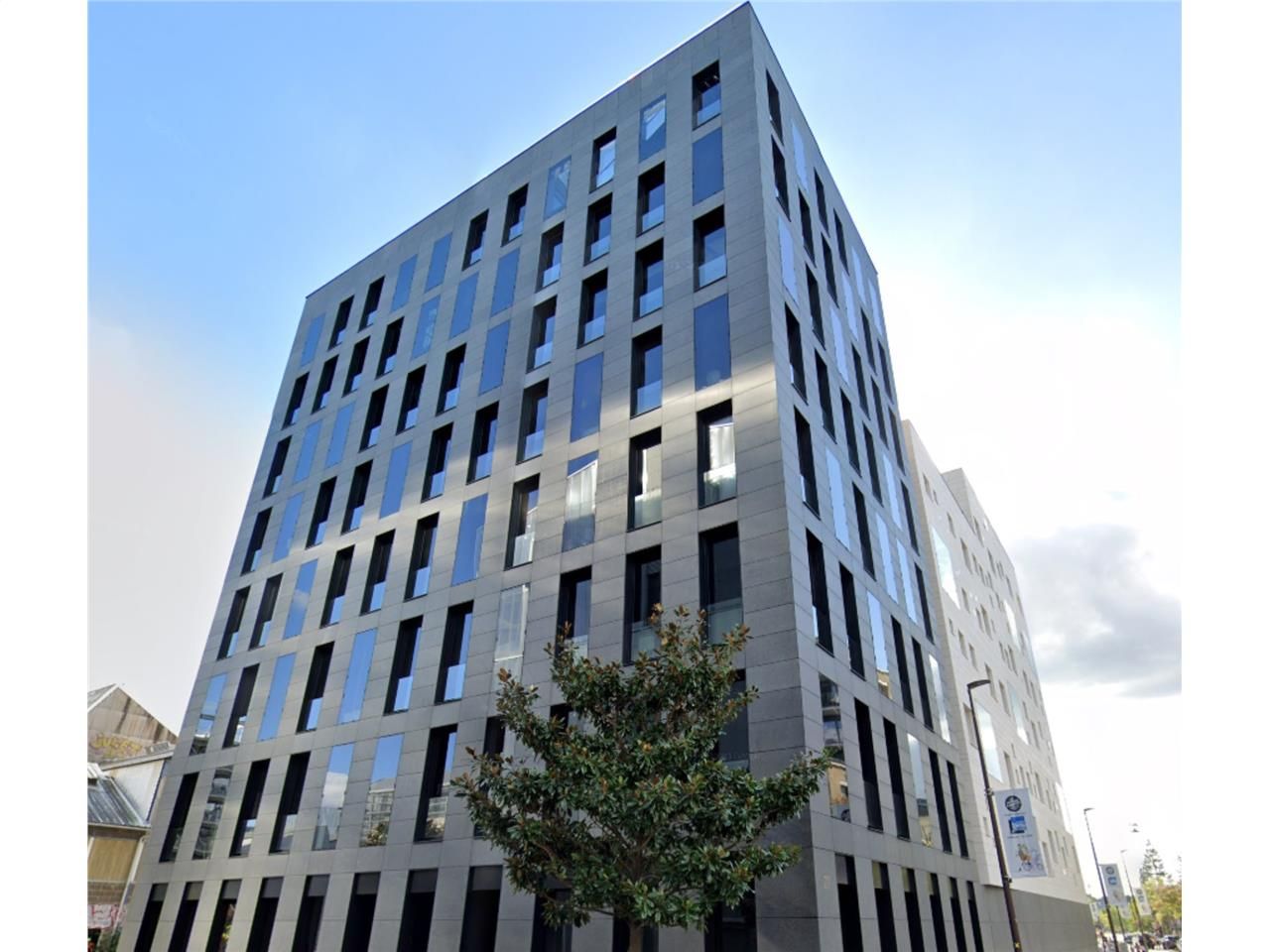 Au pied des Machines de l'île, du pont Anne de Br