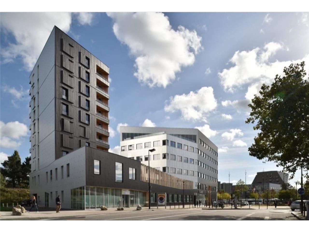 Dans un immeuble récent, situé sur l'île de Nante