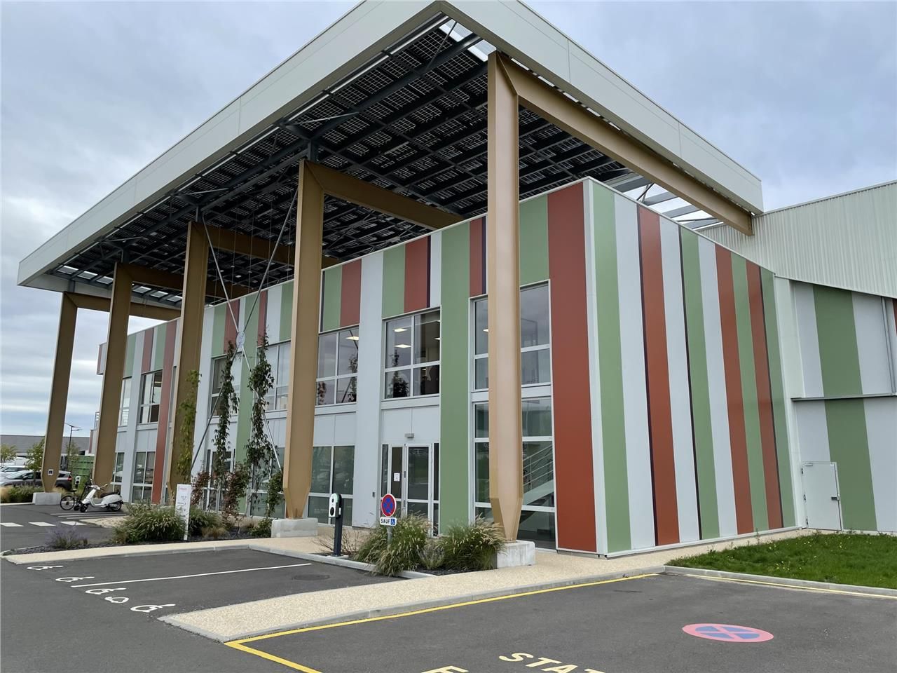 Situé à l'Est d'Angers, au sein d'un parc d'activ