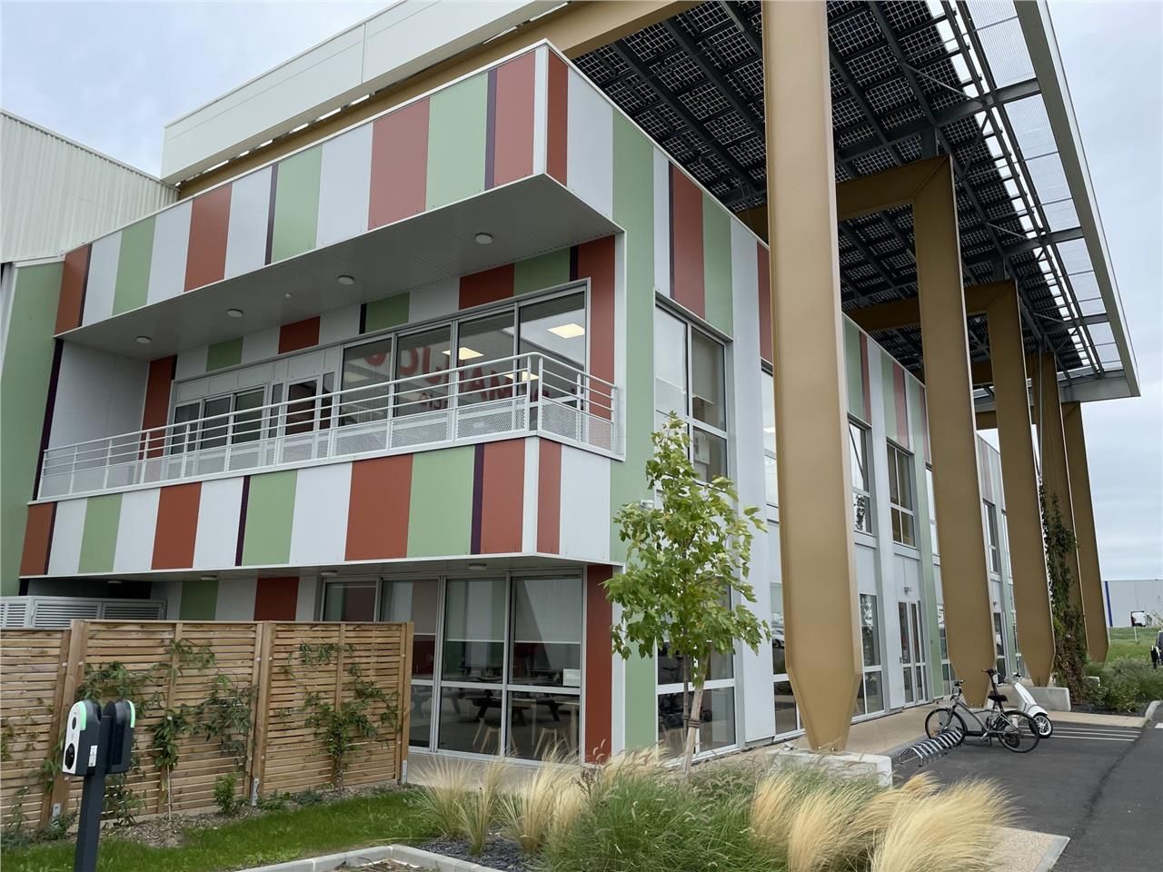 Situé à l'Est d'Angers, au sein d'un parc d'activ