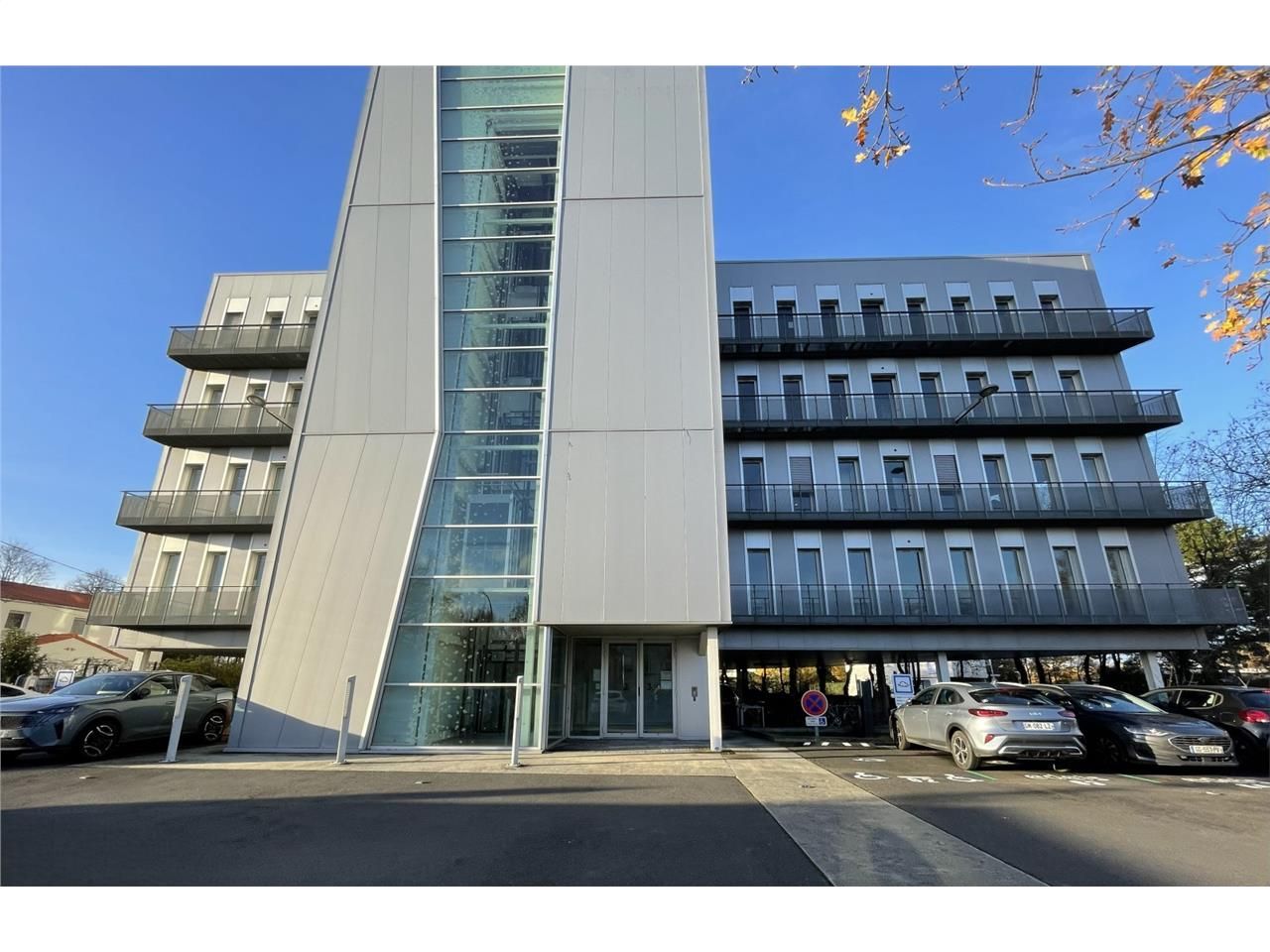 Au pied du périphérique, Porte de la Chapelle, à 