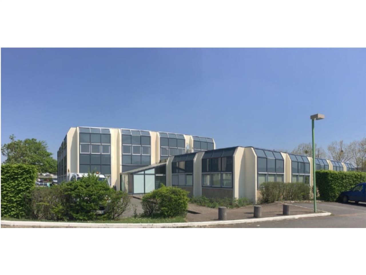 Sur un terrain de  2 909  m² environ, dans un imm