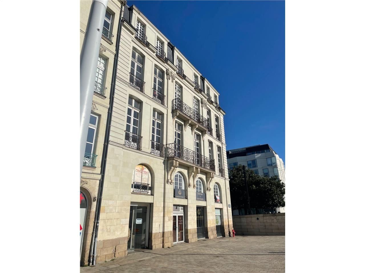 CBRE vous propose un local commercial de 233m² au