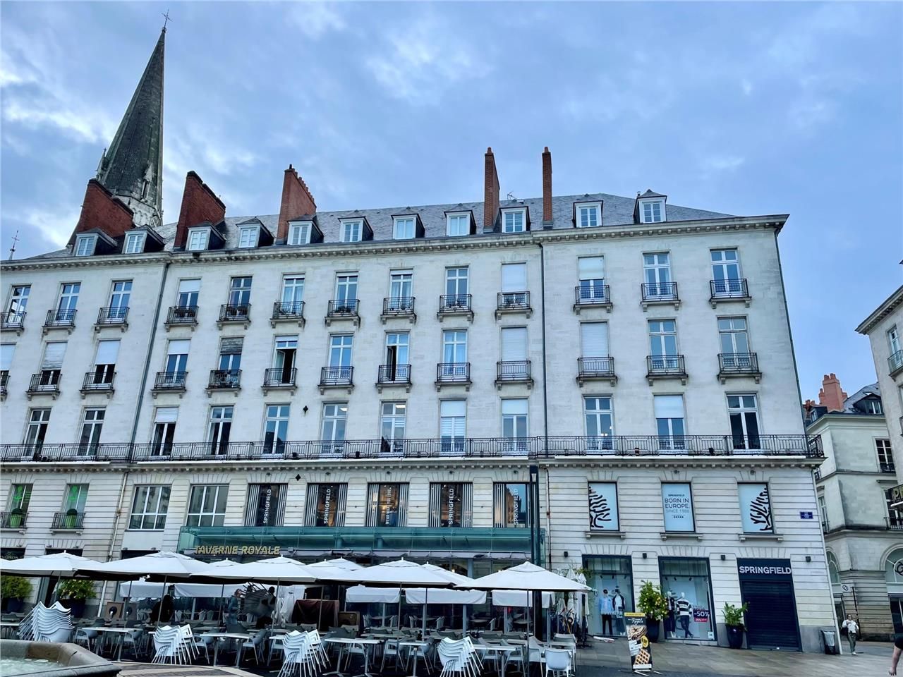 Situé dans le centre historique de Nantes et à to