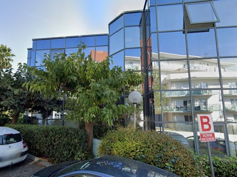 Dans un immeuble de bureaux R+2 situé à Antibes (