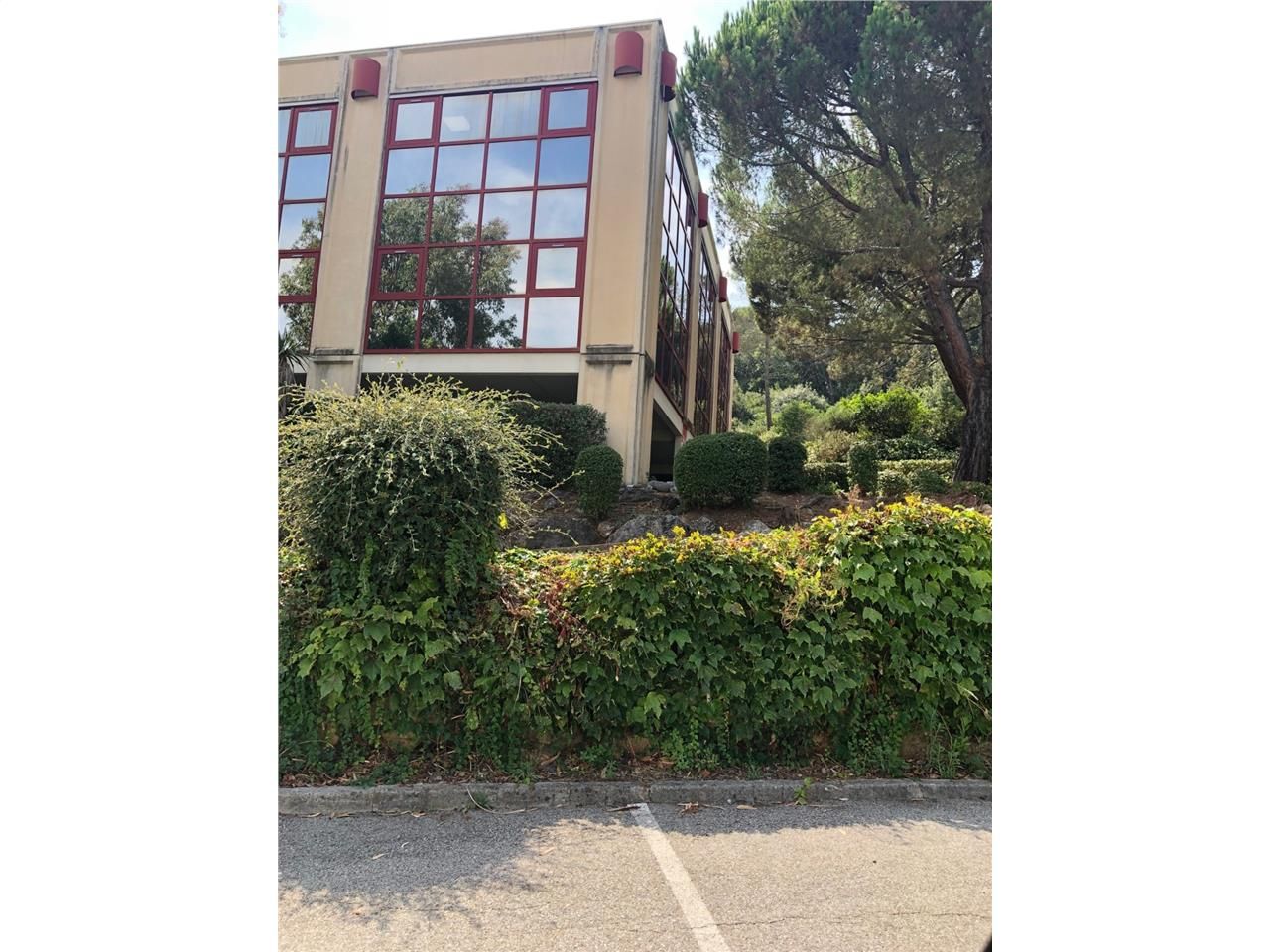 Situé au coeur de la zone commerciale Saint Berna