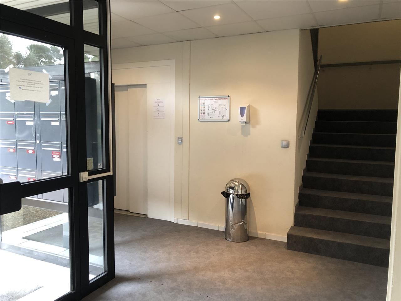 Au sein d'un immeuble tertiaire en R+2, situé à M