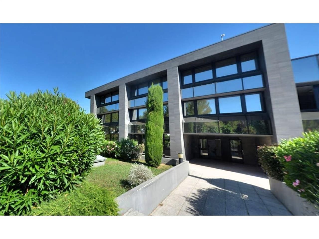 Situés dans un immeuble indépendant de trois nive