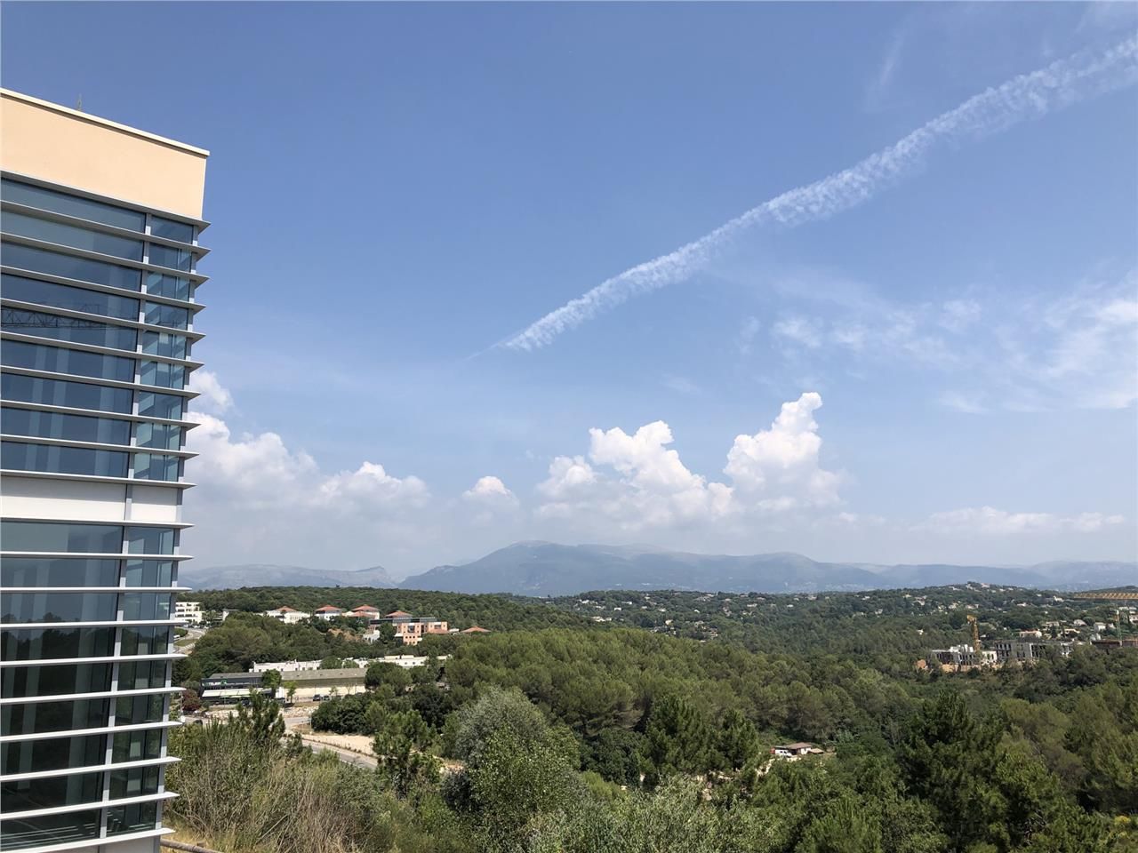 Situés au sein d'un ensemble tertiaire contempora