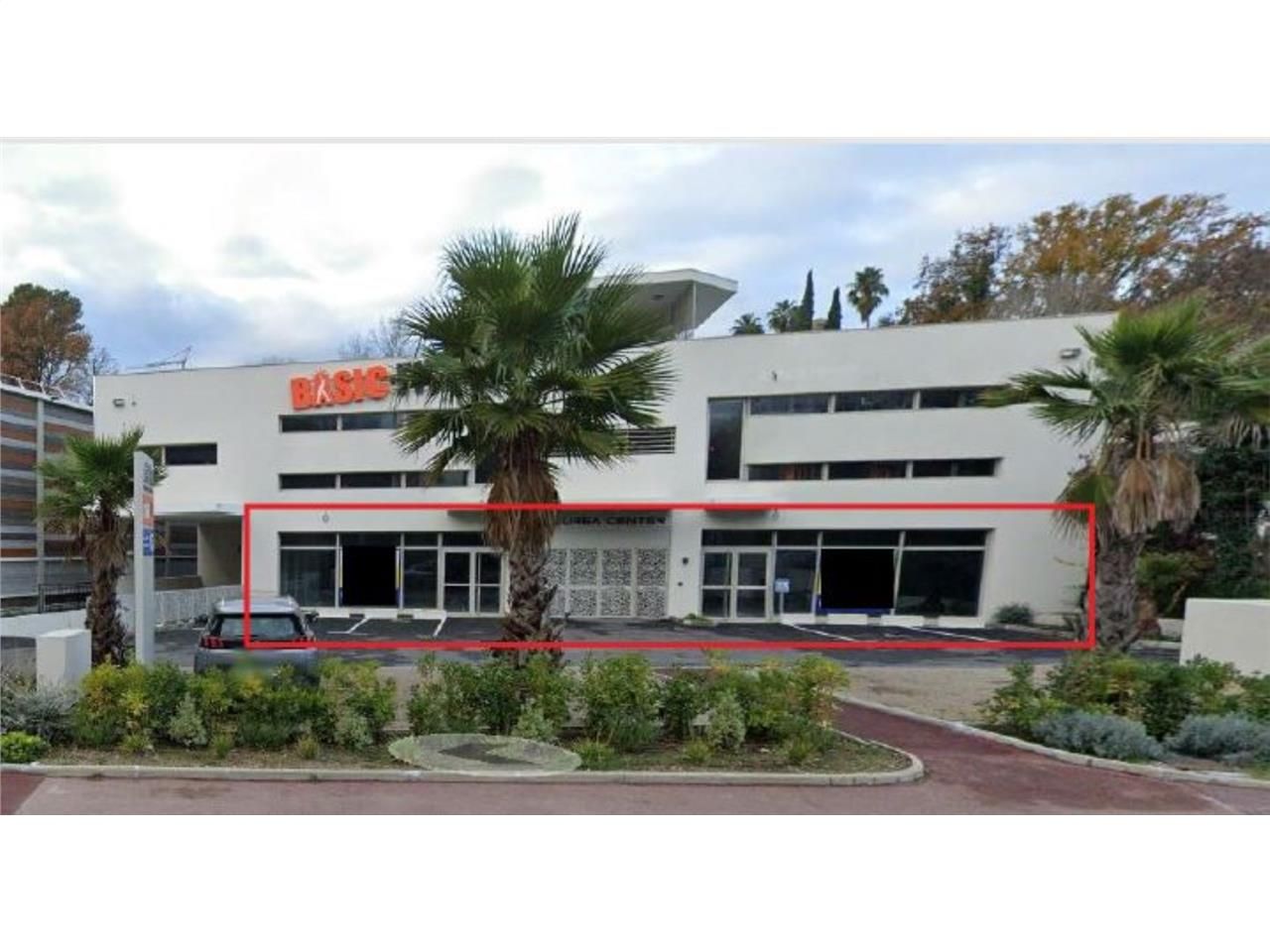 Situé dans une zone urbaine et commerciale à la C