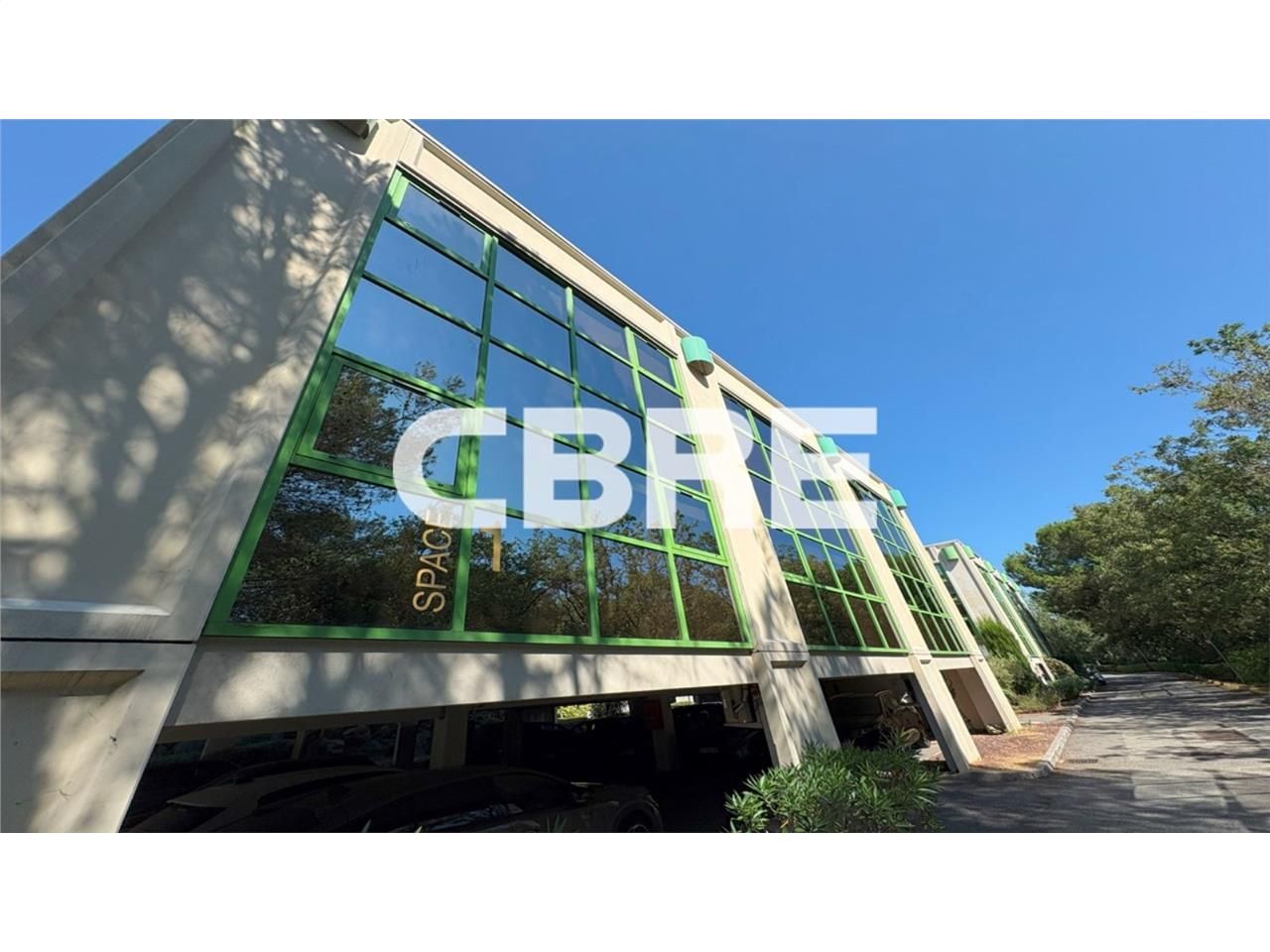 Sur la zone commerciale dynamique de Saint Bernar