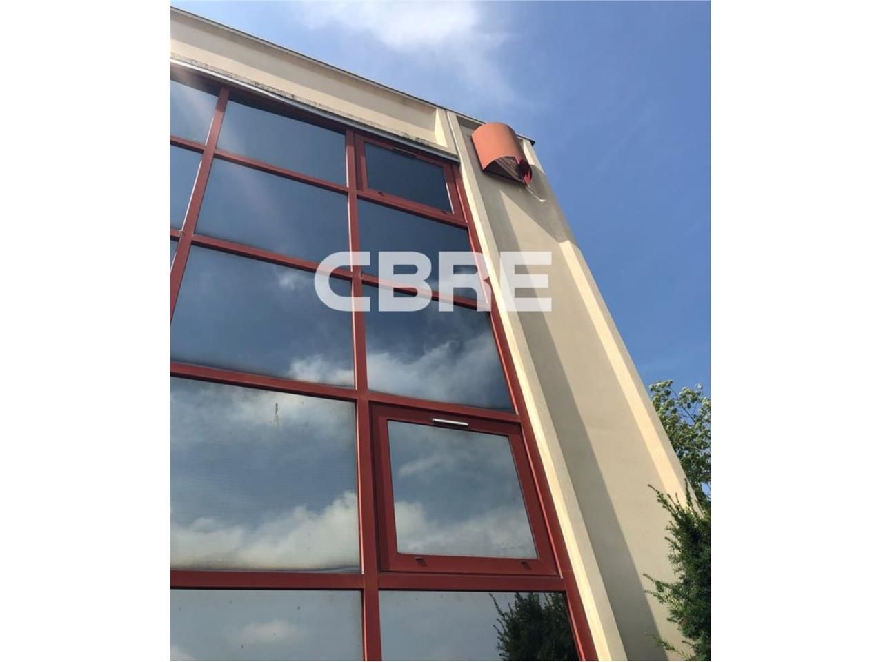 Situé au coeur de la zone commerciale Saint Berna