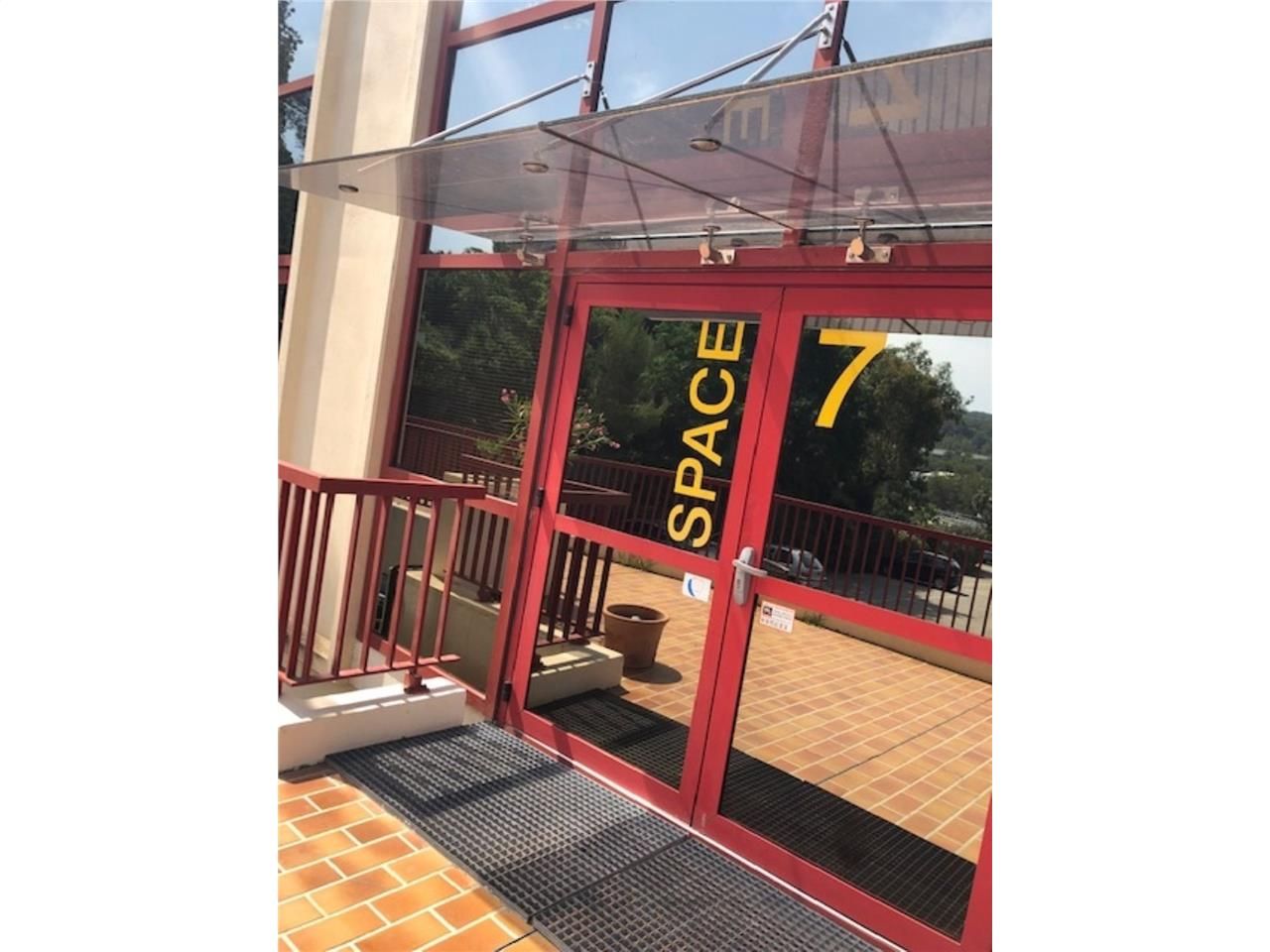 Situé au coeur de la zone commerciale Saint Berna