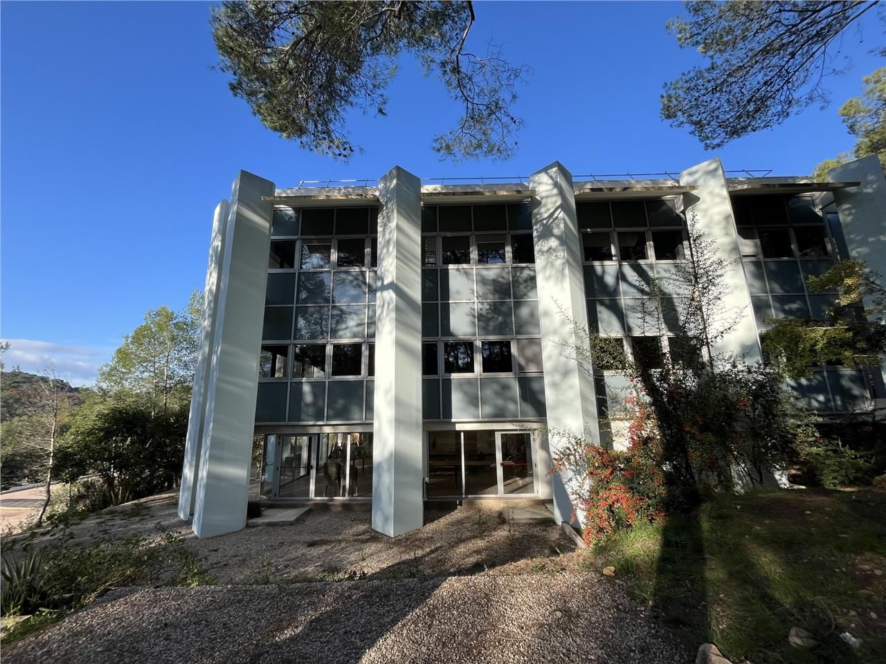 Au sein d'un immeuble en R+1 situé sur la technop