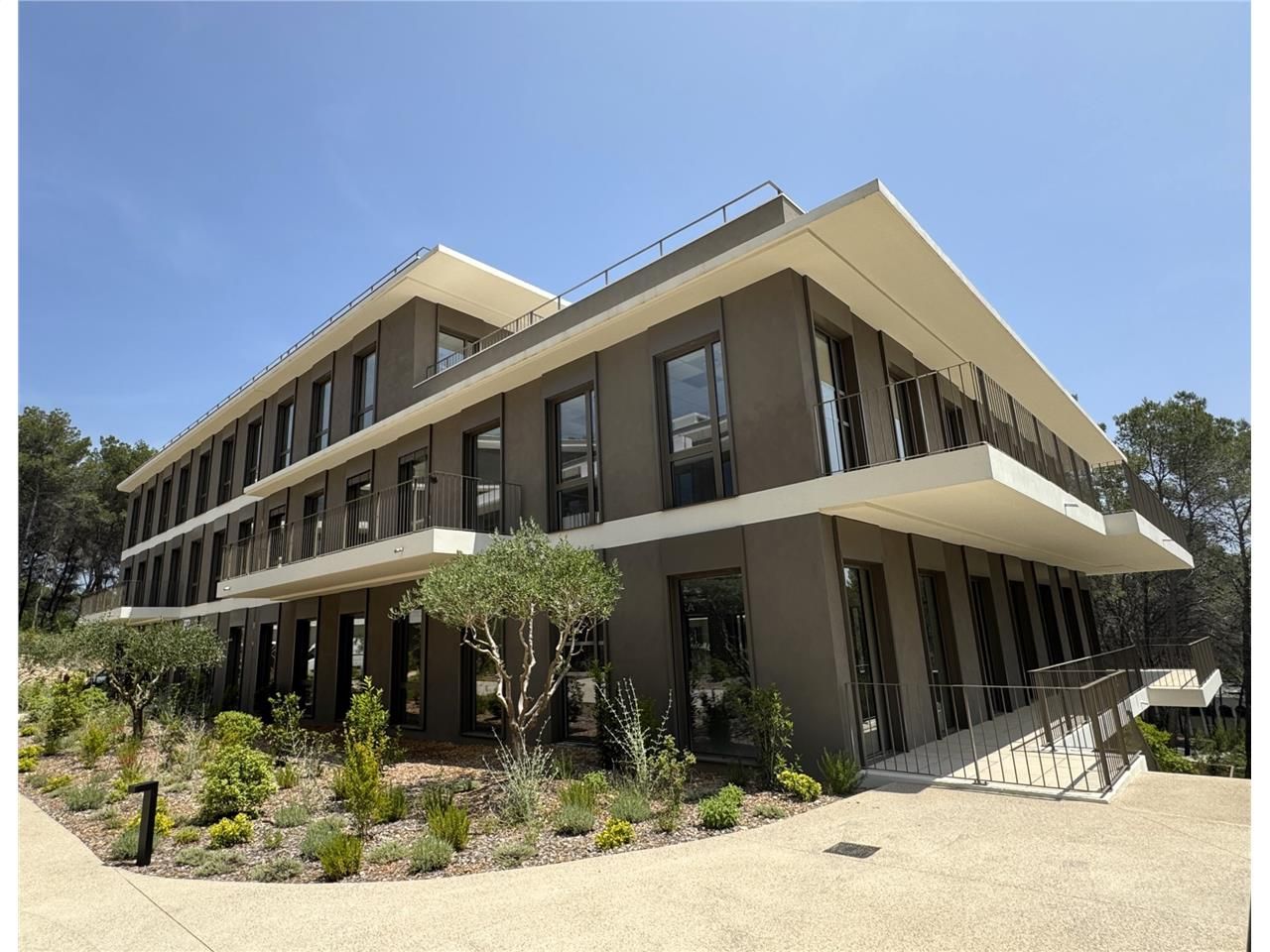 A DECOUVRIR ! CBRE vous propose à la location ces