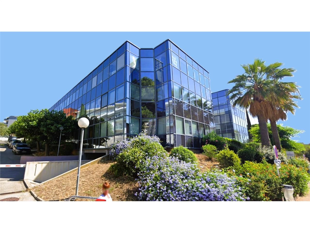 Dans un immeuble de bureaux R+2 situé à Antibes (