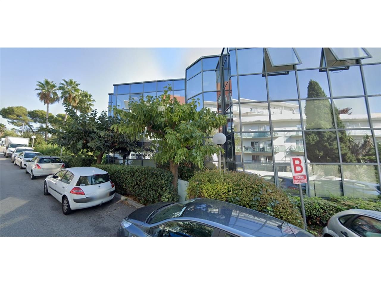 Dans un immeuble de bureaux R+2 situé à Antibes (