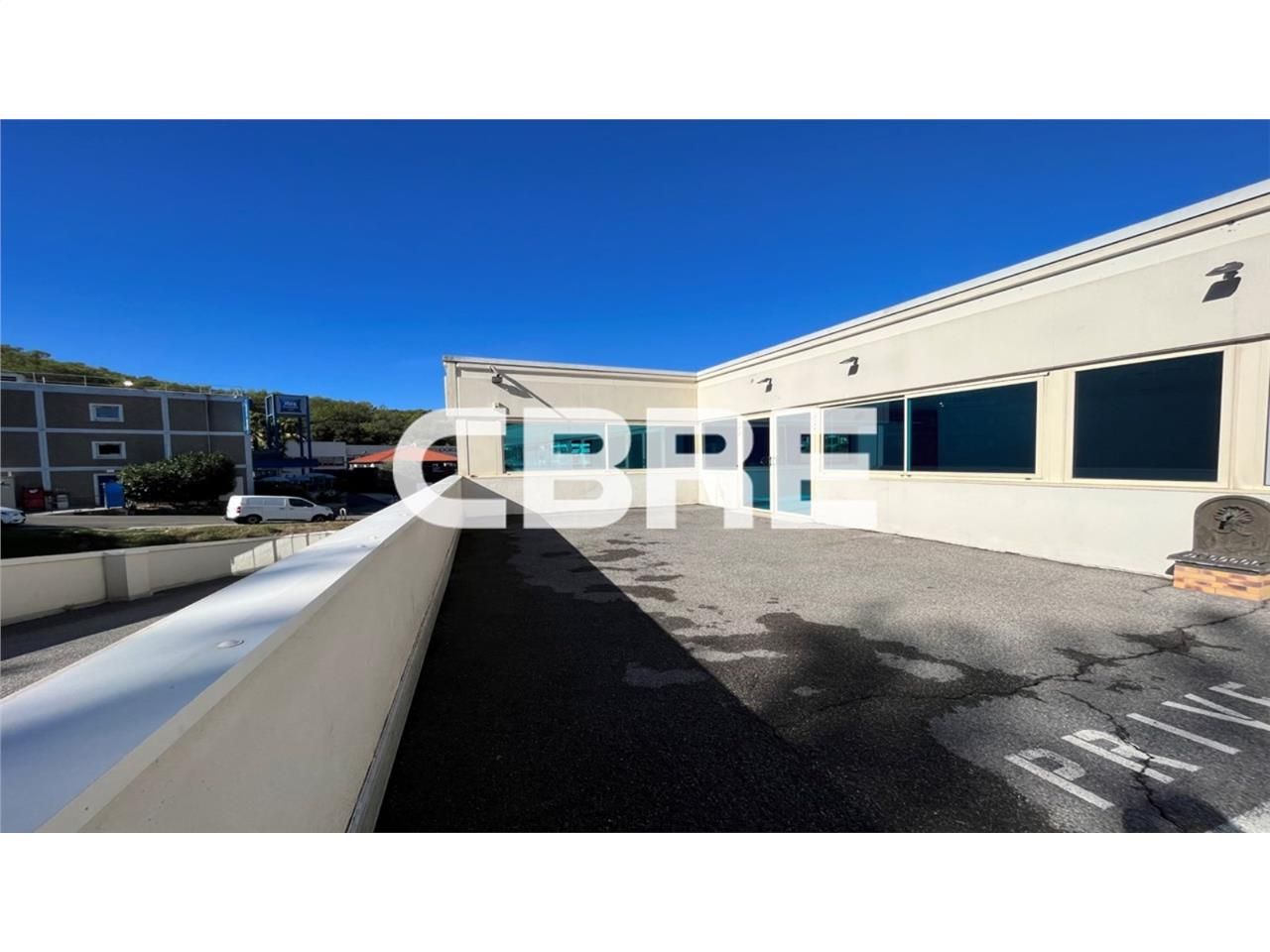 Situés dans la zone commerciale de Saint Bernard 