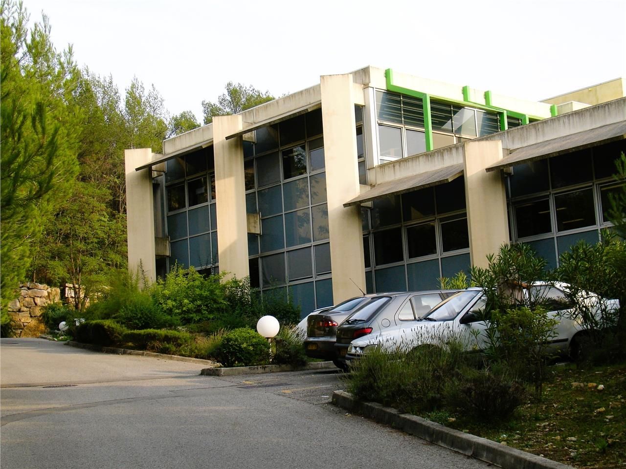 Au sein d'un immeuble en R+1 situé sur la technop