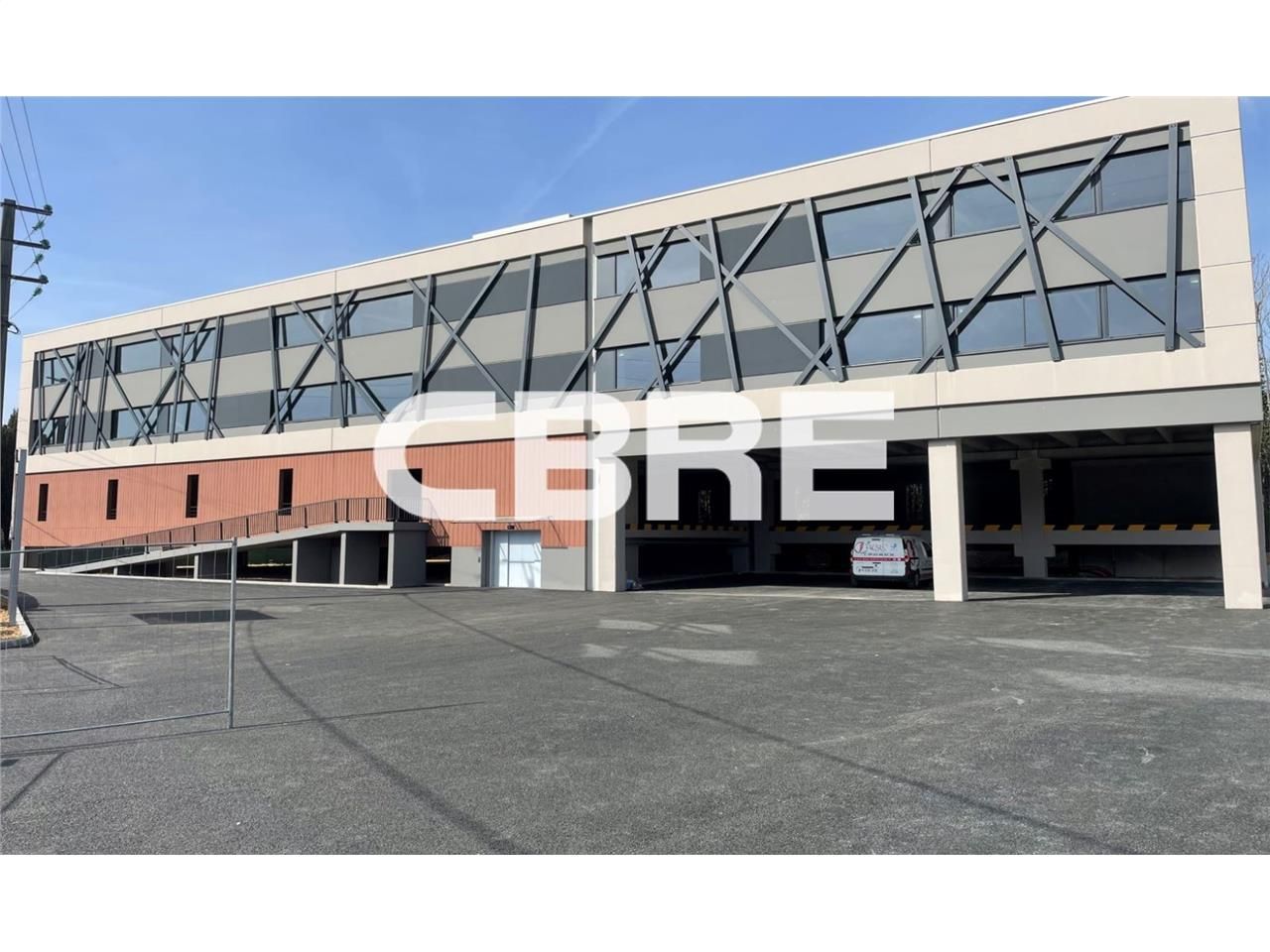 Situé à Mougins (06250), au coeur du parc d'activ