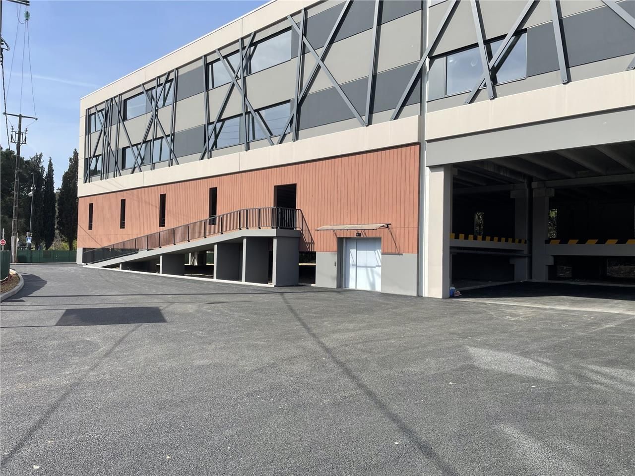 Situé à Mougins (06250), au coeur du parc d'activ