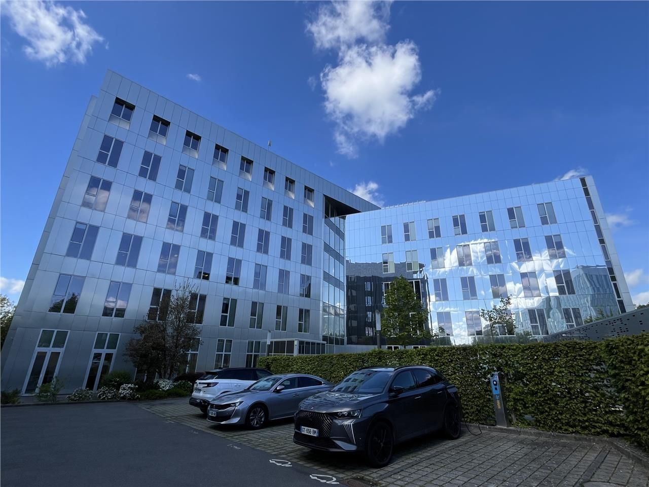 Idéalement situé au coeur de la zone des Champs B